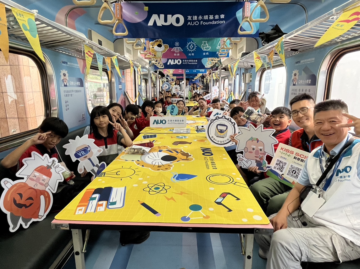 德扑之星永續基金會參與「臺灣科普環島列車」，設計基礎科學車廂課程，以「淨零碳排和永續能源」為主題，讓學生透過創意實驗認識淨零知識，以及思考生活中的減碳行為