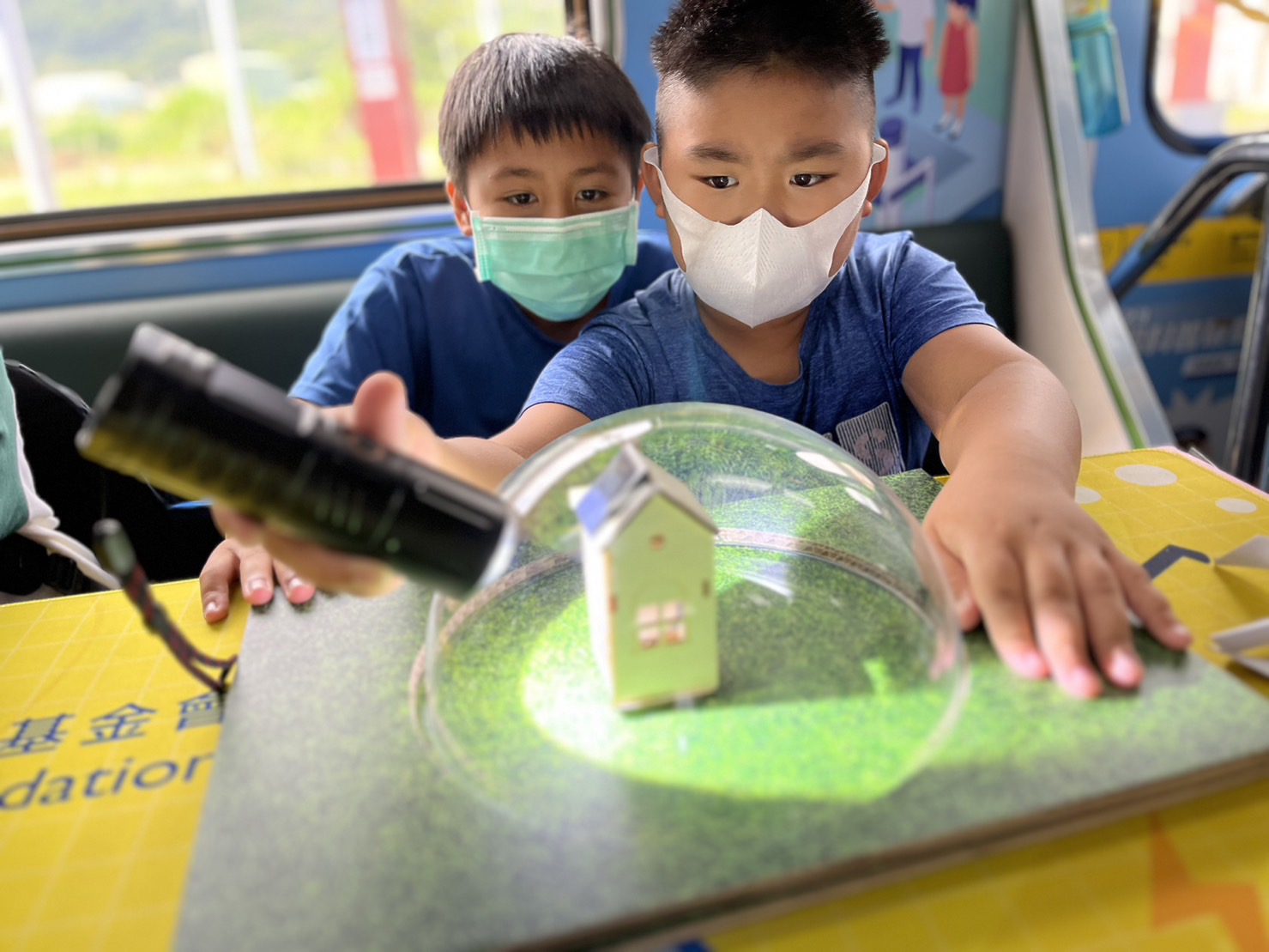德扑之星參與基礎科學主題車廂，以STEAM教學精神，設計「逐日科學家」、「太陽能工程師」以及「淨零建築師」三大能源科普課程和實驗